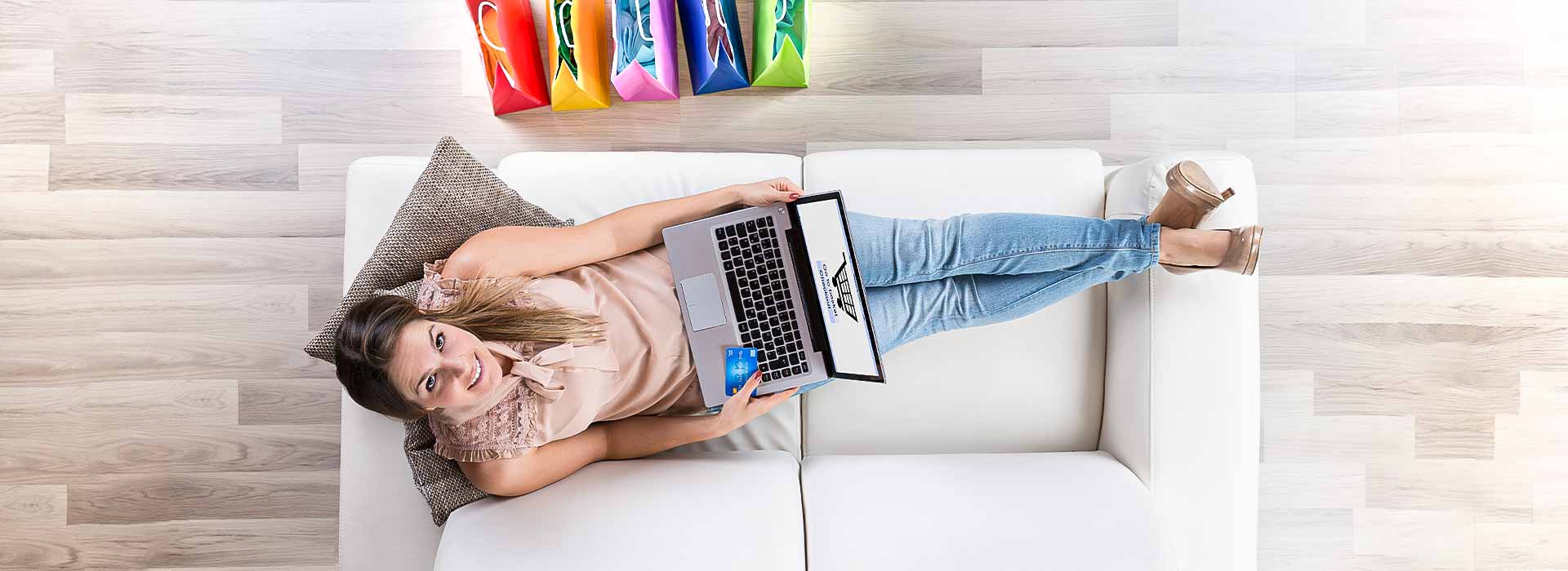 Eine Frau beim Onlineshoppen im MK Shop
