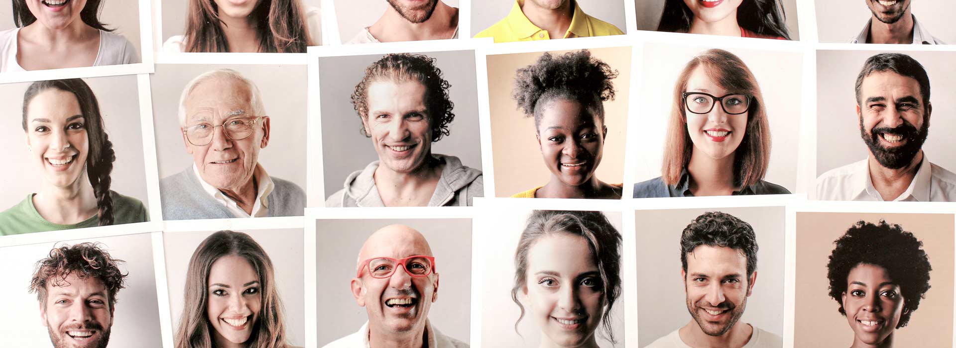 Foto mit vielen verschiedenen Gesichtern von Frauen und Männern die lachen
