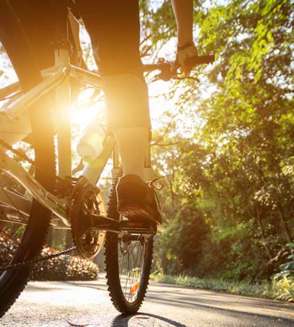 Ein Fahrradfahrer fährt durch einen Park
